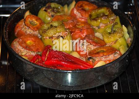 Cuisine grecque d'été, gemista. Tomates farcies et poivrons avec riz, oignon, viande hachée, cuits au four. Plats savoureux et légers. Banque D'Images