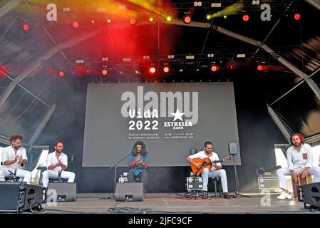 Le chanteur de flamenco Israel Fernandez avec son guitariste Diego el Morao (au centre) et plusieurs musiciens vus lors de sa représentation au Festival Vida 2022 à Vilanova i la Geltru Israel Fernández (né à Tolède en 1992) est un chanteur de flamenco espagnol, compositeur et musicien d'origine tzigane. Il a reçu un Odeon Award pour le meilleur album de Flamenco pour Amor (2021) et a été nommé pour le meilleur album de musique de Flamenco au Grammy latin (2021). Il l'accompagne toujours dans les performances de son guitariste Diego el Morao. Banque D'Images