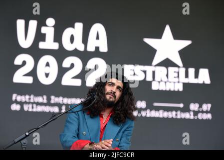 Le chanteur de flamenco Israel Fernandez vu lors de sa représentation au Festival Vida 2022 à Vilanova i la Geltru. Israel Fernández (né à Tolède en 1992) est un chanteur, compositeur et musicien espagnol de flamenco d'origine tzigane. Il a reçu un Odeon Award pour le meilleur album de Flamenco pour Amor (2021) et a été nommé pour le meilleur album de musique de Flamenco au Grammy latin (2021). Il l'accompagne toujours dans les performances de son guitariste Diego el Morao. Banque D'Images