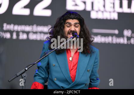 Le chanteur de flamenco Israel Fernandez vu lors de sa représentation au Festival Vida 2022 à Vilanova i la Geltru. Israel Fernández (né à Tolède en 1992) est un chanteur, compositeur et musicien espagnol de flamenco d'origine tzigane. Il a reçu un Odeon Award pour le meilleur album de Flamenco pour Amor (2021) et a été nommé pour le meilleur album de musique de Flamenco au Grammy latin (2021). Il l'accompagne toujours dans les performances de son guitariste Diego el Morao. Banque D'Images