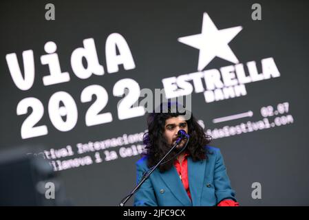 Le chanteur de flamenco Israel Fernandez vu lors de sa représentation au Festival Vida 2022 à Vilanova i la Geltru. Israel Fernández (né à Tolède en 1992) est un chanteur, compositeur et musicien espagnol de flamenco d'origine tzigane. Il a reçu un Odeon Award pour le meilleur album de Flamenco pour Amor (2021) et a été nommé pour le meilleur album de musique de Flamenco au Grammy latin (2021). Il l'accompagne toujours dans les performances de son guitariste Diego el Morao. Banque D'Images