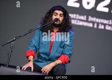 Vue générale de la représentation du chanteur de flamenco Israel Fernandez et de son public au Vida 2022 Festival à Vilanova i la Geltru Israel Fernández (né à Tolède en 1992) est un chanteur de flamenco espagnol, compositeur et musicien d'origine tzigane. Il a reçu un Odeon Award pour le meilleur album de Flamenco pour Amor (2021) et a été nommé pour le meilleur album de musique de Flamenco au Grammy latin (2021). Il l'accompagne toujours dans les performances de son guitariste Diego el Morao. Banque D'Images