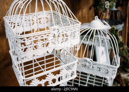 Magnifiques cages à oiseaux décoratives en gros plan Banque D'Images