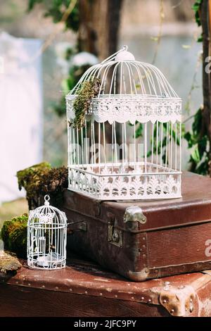 Cages à oiseaux blanches sur de vieilles valises en forme de sorbde Banque D'Images