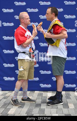 Nick Wehry et Joey Chestnut participent au concours de musculation officiel du célèbre concours international de dressage de chiens à chaud du 4 juillet de Nathan à Hudson yards Banque D'Images