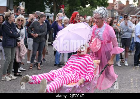 Wivenhoe, Royaume-Uni. 01st juillet 2022. La régate annuelle de Wivenhoe commence avec la course traditionnelle de pram dans laquelle des équipes de deux personnes, une dans le pram et une poussée, font leur chemin autour des parties de Wivenhoe s'arrêtant pour un verre dans les pubs le long du chemin. Crédit : Eastern Views/Alamy Live News Banque D'Images