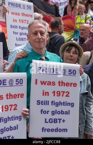 Londres, Royaume-Uni. 1st juillet 2022. Peter Tatchell. Gay Liberation Front UK commémorent leur premier Londres gay Pride 50 mars il y a des années marchant à travers Londres exactement la même heure et la même date. Puis les lesbiennes, les trans, les hommes bi et les hommes gay ont protesté de rage contre les abus commis par la police, les lieux de travail et les législateurs, inspirés par la rébellion de Stonewall en 1969, sans la nature corporative des défilés de la fierté actuelle. Cette marche avec Black Pride, Trans Pride, amis et partisans, dirigée par des vétérans de 1972 est à la fois de protestation et de carnaval. Peter Marshall/Alay Live News Banque D'Images