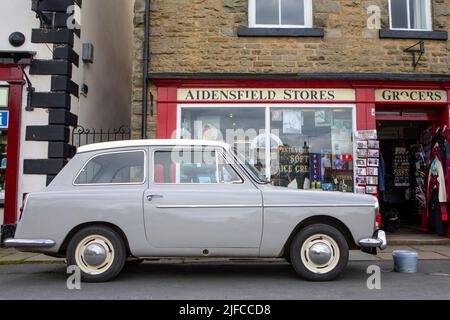 Goathland, Royaume-Uni - 9 juin 2022 : magasins d'Aidensfield et voiture d'époque Austin A40 dans le village de Goathland, dans le nord du Yorkshire. L'emplacement a été utilisé dans le Banque D'Images