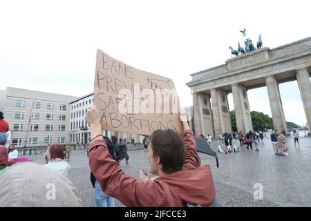 Berlin, Allemagne. 01st juillet 2022. 1 juillet 2022: Berlin, Allemagne : interdiction de nos corps Berlin a organisé une manifestation à la suite du renversement de Roe c. Wade par la Cour suprême des États-Unis. La manifestation a eu lieu devant l'ambassade des États-Unis située à côté de la porte de Brandenburger (image de crédit: © Dan Herrick/ZUMA Press Wire) crédit: ZUMA Press, Inc./Alamy Live News Banque D'Images