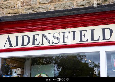 Goathland, Royaume-Uni - 9 juin 2022 : gros plan d'Aidensfield sur le panneau Aidenfield Stores à Goathland, dans le Nord du Yorkshire. L'emplacement a été utilisé dans le téléviseur Banque D'Images