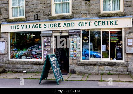 Goathland, Royaume-Uni - 9 juin 2022 : le magasin du village et le centre de cadeaux dans le village de Goathland, dans le Nord du Yorkshire. Le village a été utilisé comme emplacement dans t Banque D'Images