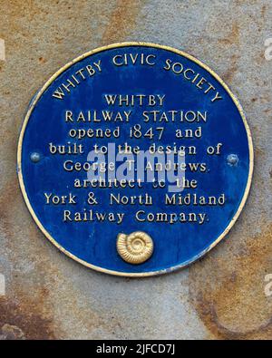 Whitby, Royaume-Uni - 10 juin 2022 : plaque bleue à l'extérieur de la gare de Whitby, dans la belle ville balnéaire de Whitby, dans le Nord du Yorkshire, Royaume-Uni. Banque D'Images