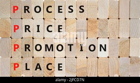 SYMBOLE de lieu de promotion DE prix DU processus PPPP. Concept mots PPPP processus promotion de prix place sur blocs sur beau fond en bois. Business et PPP Banque D'Images