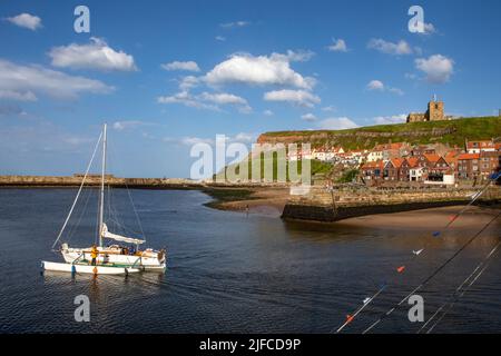 Whitby, Royaume-Uni - 10 juin 2022 : vue sur la falaise et le port de Whitby dans la ville balnéaire de Whitby, dans le nord du Yorkshire, Royaume-Uni. St. Marys Churc Banque D'Images