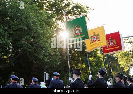 Hanovre, Allemagne. 01st juillet 2022. Les participants d'un Schützenzug ont des normes et marchaient jusqu'au Schützenfest sur la Schützenplatz après l'obligation Bruchmeister dans le centre-ville de Hanovre. Après deux années de pause liée à la couronne, le Schützenfest Hannover se déroule à nouveau du 01 au 10 juillet sur la Schützenplatz. Credit: Michael Matthey/dpa/Alay Live News Banque D'Images