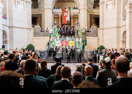 Hanovre, Allemagne. 01st juillet 2022. Les visiteurs se tiennent dans le hall de la coupole, dans le nouvel hôtel de ville, tandis que l'ancien Bruchmeister se distingue. Après deux années de pause liée à la couronne, le Schützenfest Hannover se déroule à nouveau du 01 au 10 juillet sur la Schützenplatz. Credit: Michael Matthey/dpa/Alay Live News Banque D'Images