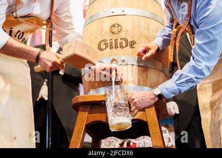 Hanovre, Allemagne. 01st juillet 2022. Un baril de bière est traditionnellement exploité au début de la Schützenfest. Après deux années de pause liée à la couronne, le Schützenfest Hannover se déroule à nouveau du 01 au 10 juillet sur la Schützenplatz. Credit: Michael Matthey/dpa/Alay Live News Banque D'Images