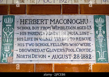 Londres, Royaume-Uni - 14 juin 2022: Plaque au Mémorial à Heroic Self-sacrifice à Postmans Park à Londres, Royaume-Uni - commémorant les gens ordinaires qui sont morts Banque D'Images