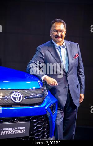 New Delhi, Inde. 01st juillet 2022. Vikram Kirloskar Président et Directeur général, Kirloskar Systems Ltd, debout à côté de la nouvelle voiture Urban Cruiser Hyryder pendant le lancement. Toyota a dévoilé le nouveau Hyryder Urban Cruiser au Hyatt Aerocity, le premier vus électrique hybride puissant à autocharge de Toyota et le premier du genre, dans le segment des vus B en Inde. (Photo de Pradeep Gaur/SOPA images/Sipa USA) crédit: SIPA USA/Alay Live News Banque D'Images