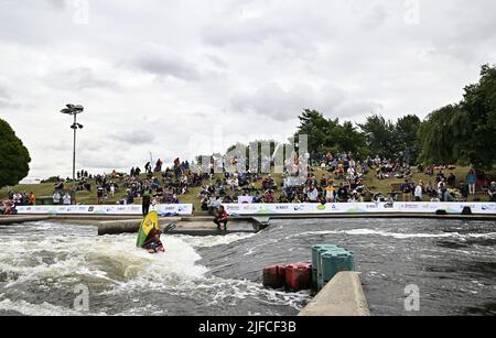 Nottingham, Royaume-Uni. 01st juillet 2022. Les Championnats du monde de canoë freestyle ICF 2022. Centre national des sports nautiques, Holme Pierrepont Country Park. Les spectateurs sur la colline regardent Nuria Fontane I Maso (ESP) pendant les semi-finales de kayak pour femmes. Credit: Sport en images/Alamy Live News Banque D'Images