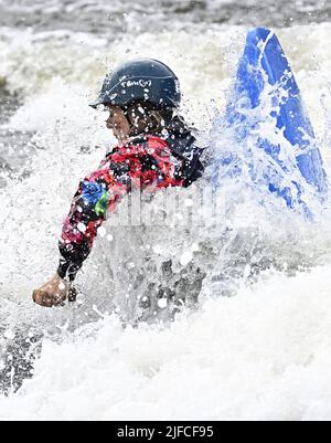 Nottingham, Royaume-Uni. 01st juillet 2022. Les Championnats du monde de canoë freestyle ICF 2022. National Water Sports Centre, Holme Pierrepont Country Park.Tamsyn Mcconchie (GBR) pendant la finale de canoë pour femmes. Credit: Sport en images/Alamy Live News Banque D'Images