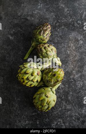 Artichaut frais sur fond noir. Gros plan Artichok brut Banque D'Images