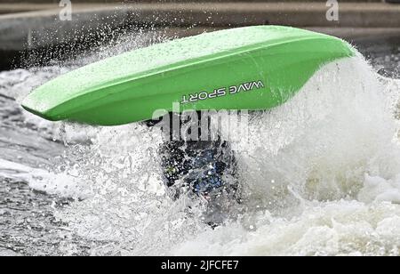 Nottingham, Royaume-Uni. 01st juillet 2022. Les Championnats du monde de canoë freestyle ICF 2022. National Water Sports Center, Holme Pierrepont Country Park.Matthew Stephenson (GBR) pendant la finale de canoë masculin. Credit: Sport en images/Alamy Live News Banque D'Images