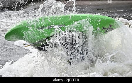 Nottingham, Royaume-Uni. 01st juillet 2022. Les Championnats du monde de canoë freestyle ICF 2022. National Water Sports Center, Holme Pierrepont Country Park.Matthew Stephenson (GBR) pendant la finale de canoë masculin. Credit: Sport en images/Alamy Live News Banque D'Images