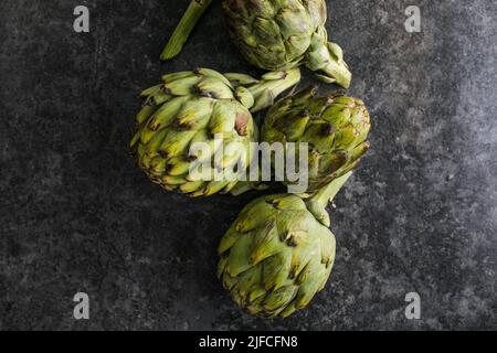 Artichaut frais sur fond noir. Gros plan Artichok brut Banque D'Images