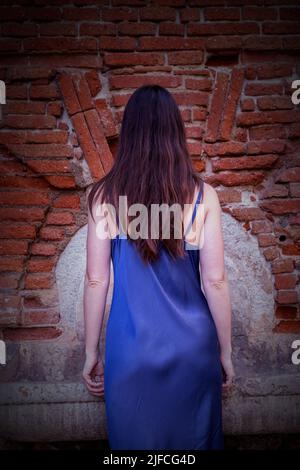 Femme en robe debout à l'arrière du spectateur Banque D'Images