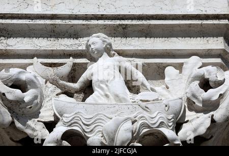 Venise, VE, Italie - 13 juillet 2020 : statue d'une femme sur le bateau du Palais Ducal appelé Palazzo Ducale Banque D'Images