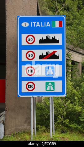 Panneau Routier La Fronti re Italienne Avec Des Indications De La Panneau Routier La Fronti re Italienne Avec Des Indications De La