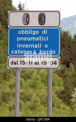 Signalisation routière avec inscription en italien, ce qui signifie l'obligation de pneus d'hiver ou de chaînes à neige à bord de novembre à avril Banque D'Images
