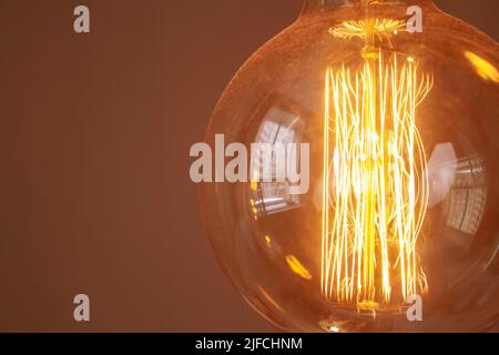 Ampoule à incandescence classique Edison rétro : gros plan du filament incandescent Banque D'Images