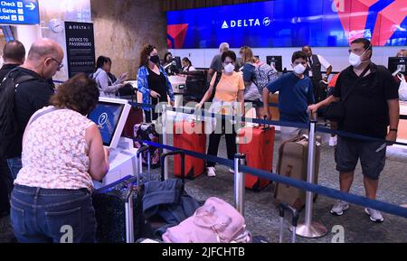 Orlando, États-Unis. 01st juillet 2022. Les voyageurs s'enregistrer dans un comptoir Delta Airlines à l'aéroport international d'Orlando avant les vacances de 4 juillet. Des centaines de vols à travers le comté ont été retardés ou annulés et les compagnies aériennes avertissent les passagers de se préparer aux problèmes. Crédit : SOPA Images Limited/Alamy Live News Banque D'Images