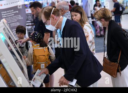 Orlando, États-Unis. 01st juillet 2022. Les voyageurs sont vus à l'aéroport international d'Orlando avant les vacances de 4 juillet. Des centaines de vols à travers le comté ont été retardés ou annulés et les compagnies aériennes avertissent les passagers de se préparer aux problèmes. Crédit : SOPA Images Limited/Alamy Live News Banque D'Images