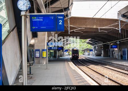 PFAFFENTHAL-KIRCHBERG, LUXEMBOURG - 20 juin 2022 : plate-forme ferroviaire à la gare de Pfaffenthal-Kirchberg, à Luxembourg Banque D'Images