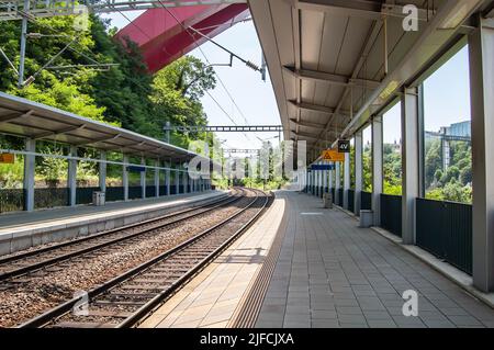 PFAFFENTHAL-KIRCHBERG, LUXEMBOURG - 20 juin 2022 : plate-forme ferroviaire à la gare de Pfaffenthal-Kirchberg, à Luxembourg Banque D'Images