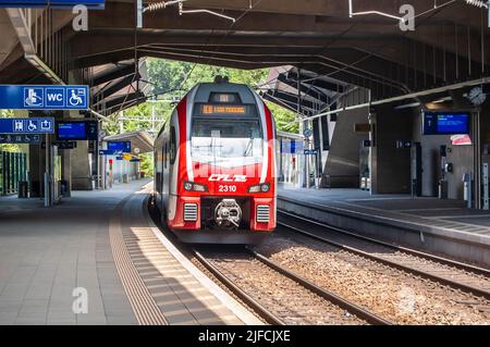 PFAFFENTHAL-KIRCHBERG, LUXEMBOURG - 20 juin 2022 : train à la gare de Pfaffenthal-Kirchberg à Luxembourg Banque D'Images