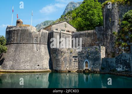 La porte de Gurdich, semblable à des douves, avec les Alpes Dinariques qui se profilent en arrière-plan Banque D'Images