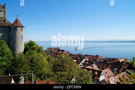 Côté nord-ouest du magnifique et romantique château de Meersburg ou Burg Meersburg, le lac de Constance (Bodensee) est en arrière-plan au coucher du soleil (Allemagne) Banque D'Images