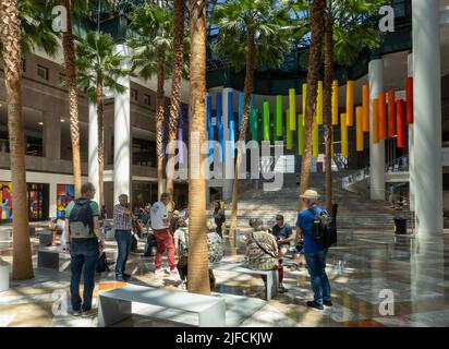 Installation artistique suspendue du mois de la fierté colorée dans le jardin d'hiver de Brookfield place, New York City, USA 2022 Banque D'Images