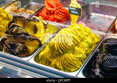 Glace italienne à Magia d'italia, Hala Koszyki, Śródmieście, Varsovie, Pologne Banque D'Images