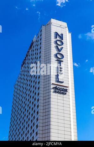 Gratte-ciel moderne de style 1970s abritant l'hôtel Novotel dans le centre de Varsovie, en Pologne Banque D'Images