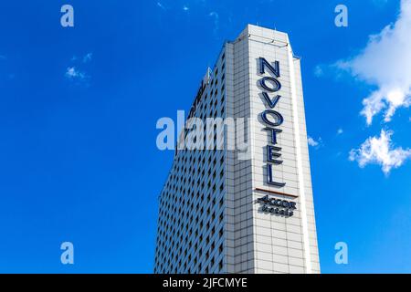 Gratte-ciel moderne de style 1970s abritant l'hôtel Novotel dans le centre de Varsovie, en Pologne Banque D'Images