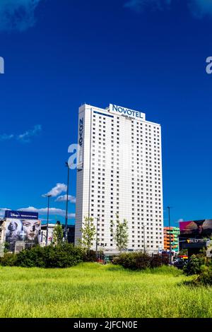 Gratte-ciel moderne de style 1970s abritant l'hôtel Novotel dans le centre de Varsovie, en Pologne Banque D'Images