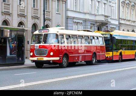 Historique rétro 1960s Jelcz bus numéro 100 ligne touristique à Varsovie, Pologne Banque D'Images