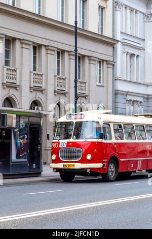 Historique rétro 1960s Jelcz bus numéro 100 ligne touristique à Varsovie, Pologne Banque D'Images