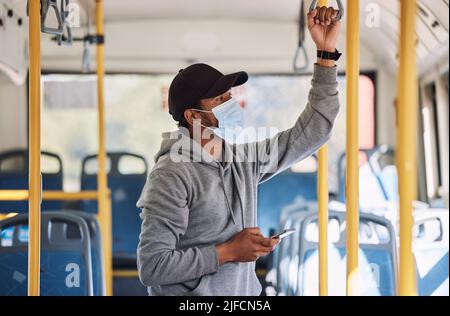 Homme de course mixte voyageant en bus dans la ville. Homme de course mixte voyageant en bus dans la ville. Banque D'Images