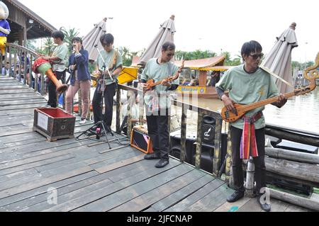 Représentation d'un groupe musical sur le marché flottant. Pattaya, Thaïlande Banque D'Images